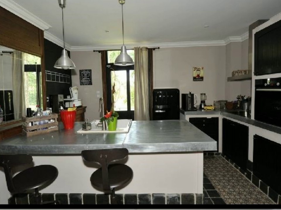 Maison de maitre à vendre à Jenlain 59144 dans le Nord pas de Calais. Cette demeure de 300 m2 est remise à neuf avec 4 chambres, 14 pièces avec jardin clos de mur avec piscine sur terrain de 1500 m2 pour l'achetez contact agence, bureau de cogit-immo.com