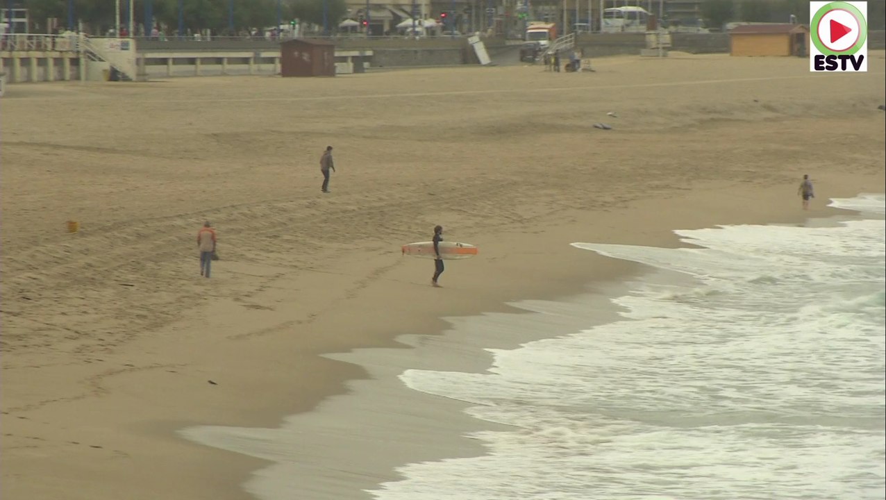 Donostia-San Sebastian: Surfistas en la playa de la Zurriola - Euskadi Surf TV