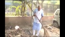 [unseen video] Narendra Modi Cleaning Road (Everyone must share)#feeling proud #salute#MyCleanIndia