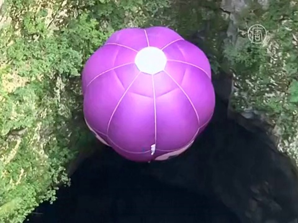 В 200-метровую пещеру на воздушном шаре