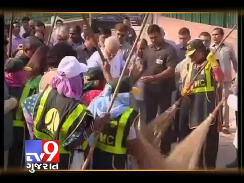 PM Narendra Modi and political dignitaries sweeps in a 'Clean India' Movement Part 2 - Tv9