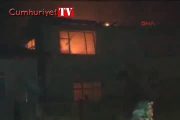 İki katlı ev alev alev yandı