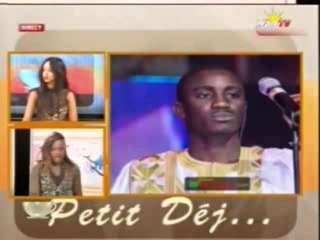 Vidéo: Waly Seck fait des dons aux nécessiteux pour la fête de Tabaski.