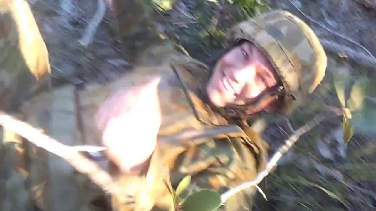 Un soldat débile essai de coucher un arbre en se jetant dessus!