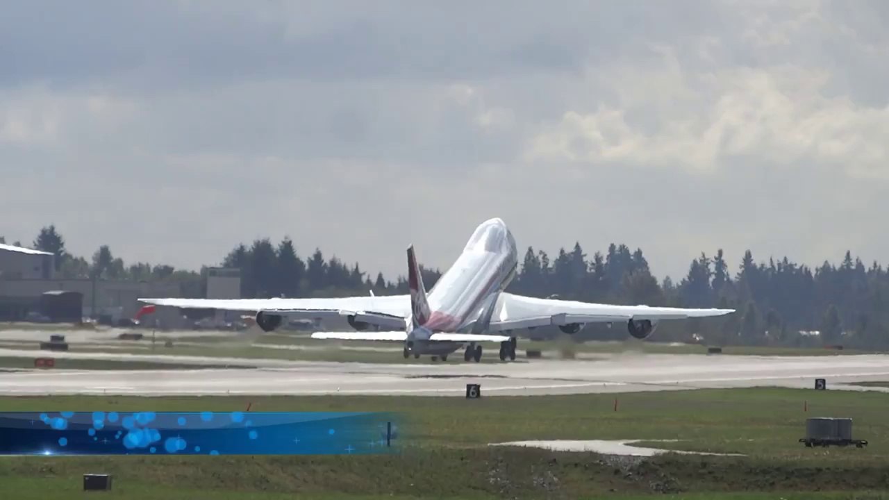 Un Boeing 747 fait "au revoir" en se balançant au décollage!