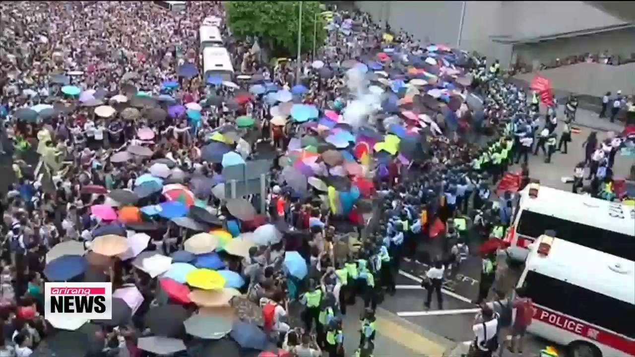Hong Kong protesters threaten to occupy gov't b...