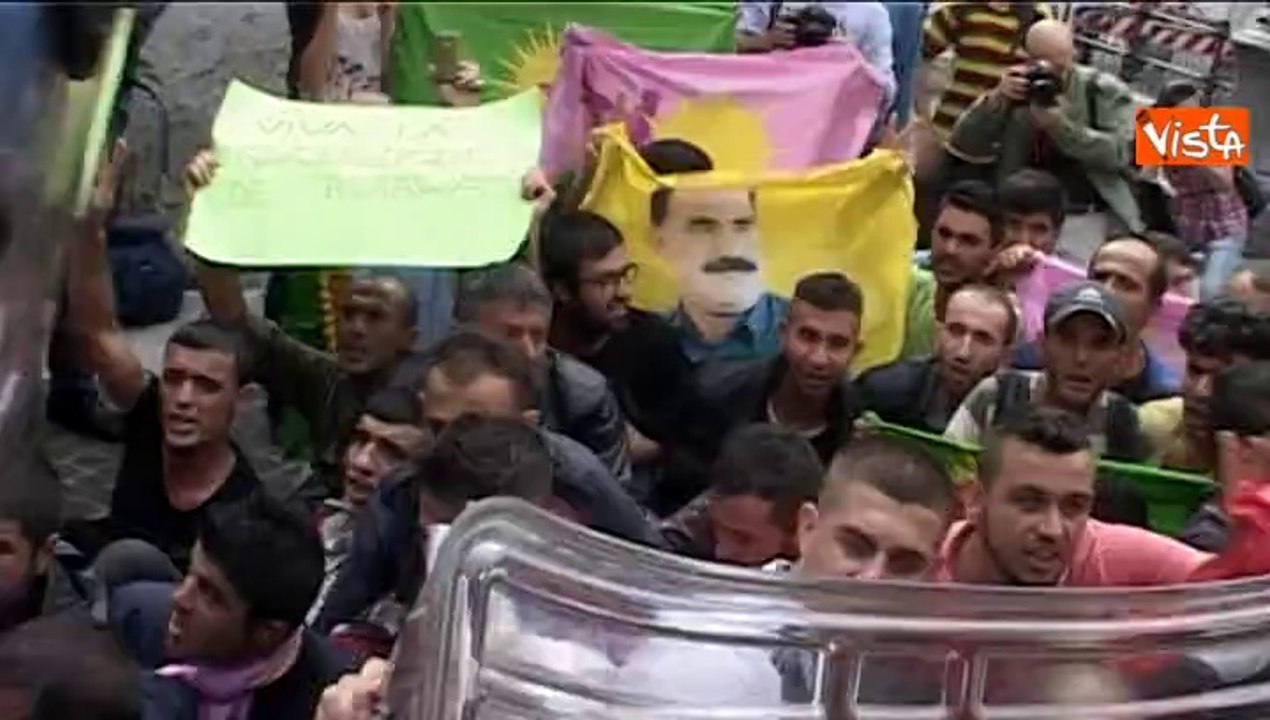 02-10-14 MANIFESTANTI CURDI QUASI DENTRO MONTECITORIO BLOCCATI DA FORZE DELL ORDINE g01_34