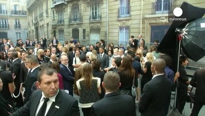 Karl Lagerfeld faz desfile-manifestação em Paris