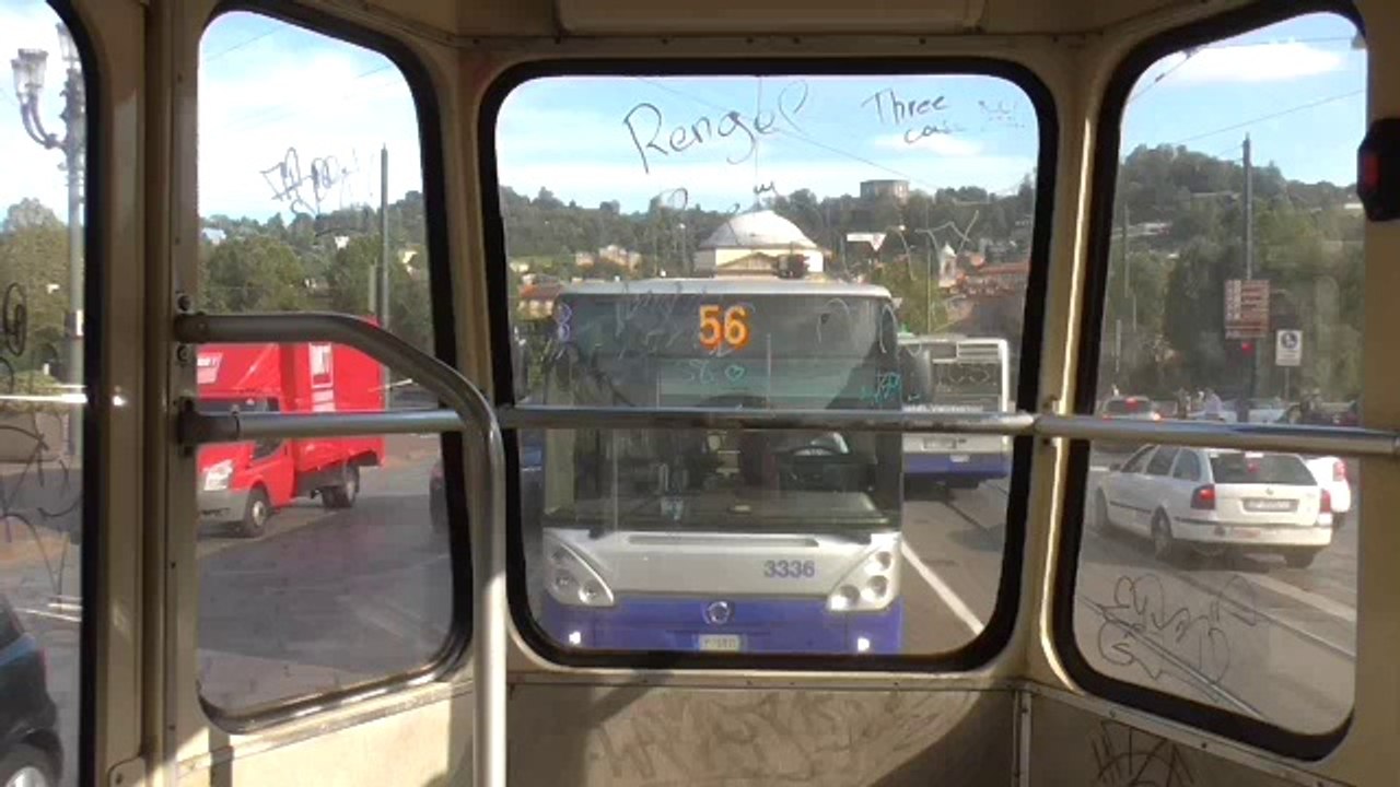 Tramway Série 2800 : Départ de la station Piazza Gran Madre sur la ligne 13/ du tramway de Turin