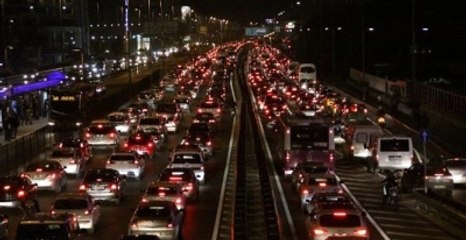 Kocaeli Tem Otoyolu'nda Trafik Adım Adım İlerliyor
