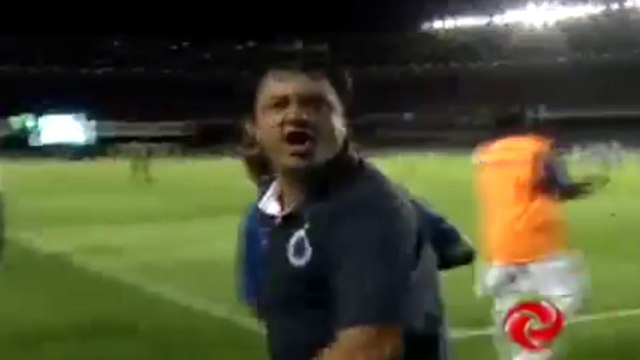 Adilson Batista dá voadora em placa de publicidade