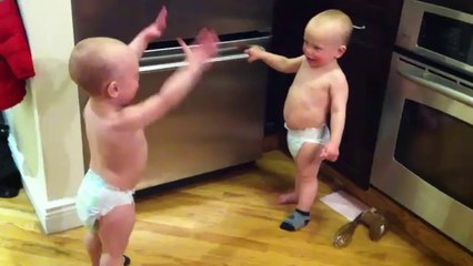 Conversation entre deux bébés