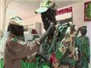 فنان سوداني يحكي التاريخ العسكري لبلاده فنيا