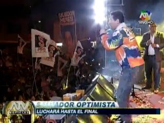 Salvador Heresi cerró su campaña cantando