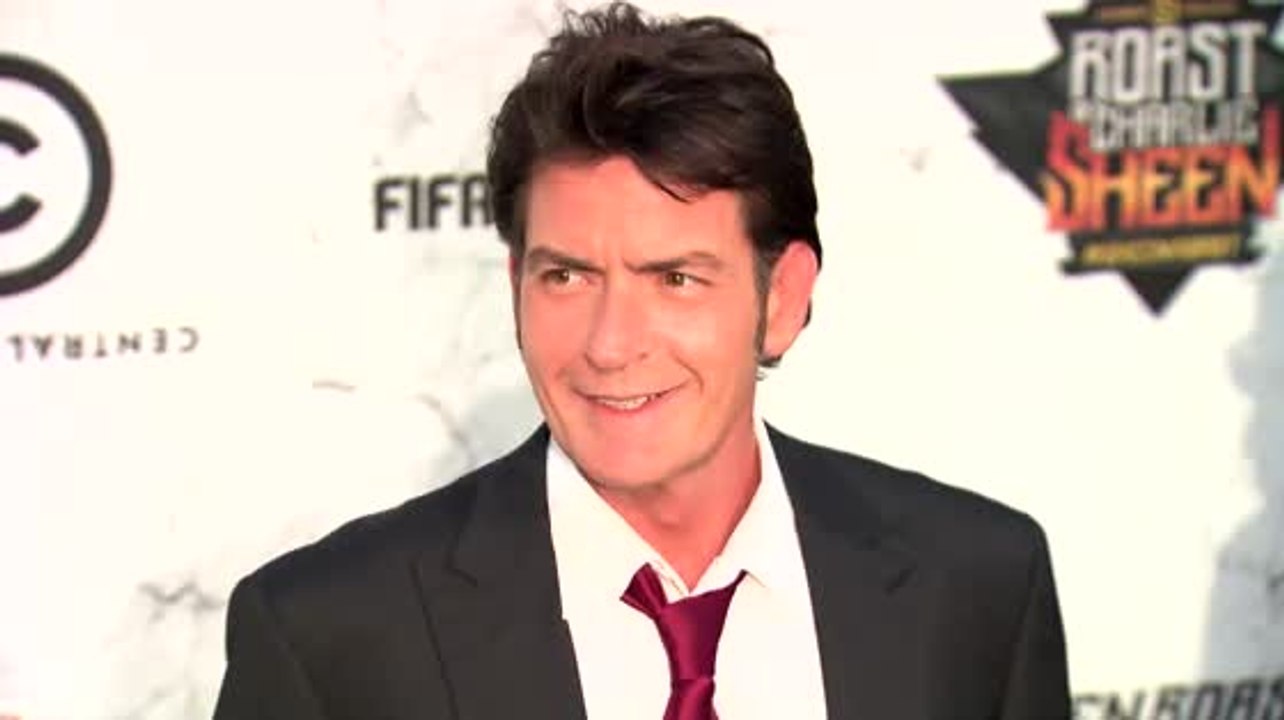 Charlie sheen soll angeblich mit einem messer auf seinen zahnarzt losgegangen sein