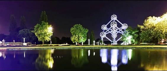 Victoire fait défiler les hommes à l'Atomium