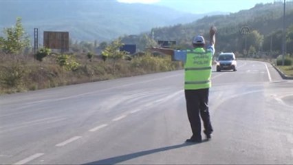 Polisten Sürücülere Lokum İkramı