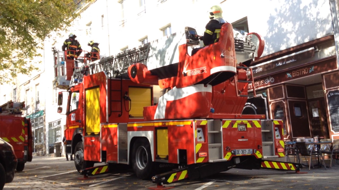 Les pompiers déploient la grande échelle