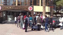 Akçakale 250 Suriyeli Ülkesine Gitmek İçin Sınırda Bekliyor
