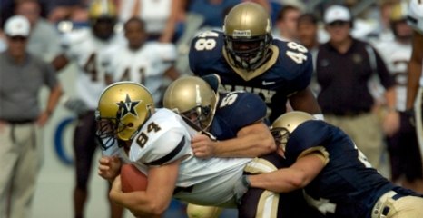 Çıplak Taraftar, Güvenlik Görevlilerini Peşinden Koşturdu