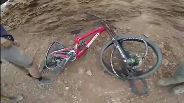 Il rate son atterrissage apres un enorme saut en velo