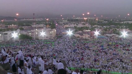 Milhares de muçulmanos se reúnem no monte Arafat