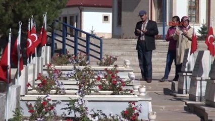 Sivas Şehitlikte Arefe Yoğunluğu