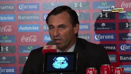 Carlos Bustos renunció como DT de Chivas