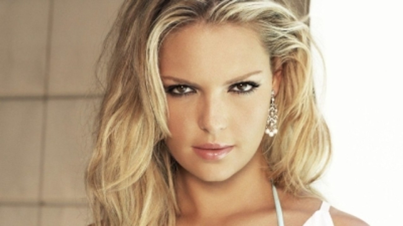 Katherine Heigl Dizi Çekimleri İçin Soyundu ve Yatakta Poz Verdi