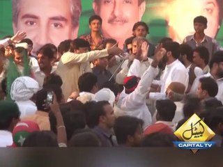 PTI k karkun shah memood qureshi ki majoodgi main apas main lar pare video dekhain.