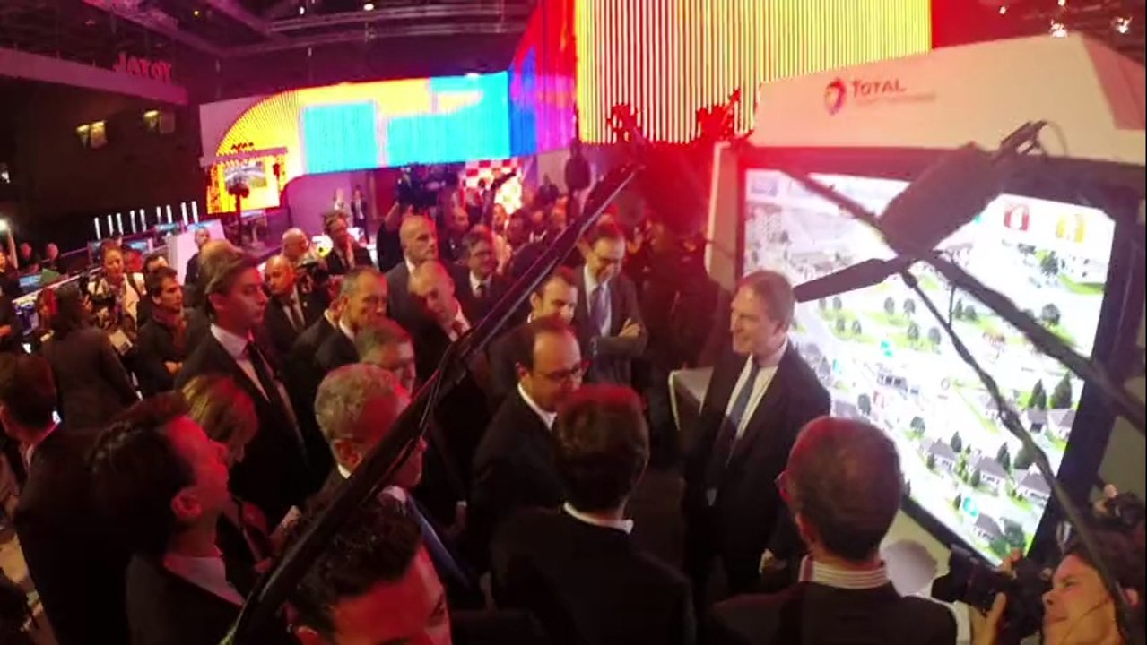 Insolite : François Hollande au mondial de l'auto !