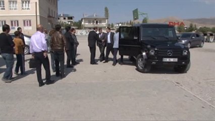 Van Valisi Doğan, Yakılan Okulda İnceleme Yaptı