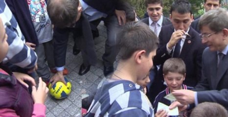 Davutoğlu Çocuklarla Top Oynayıp, Bayram Harçlığı Verdi