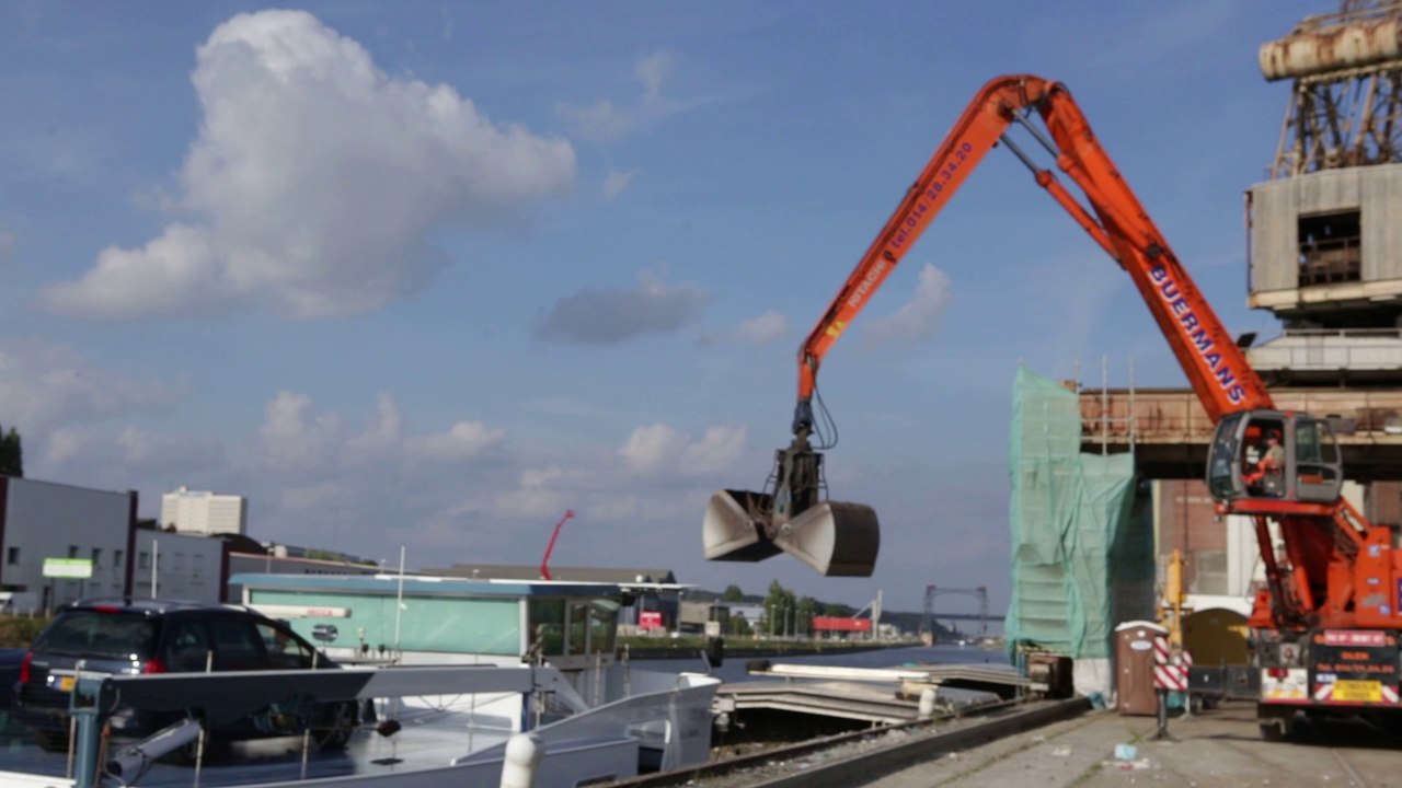 Le verre bruxellois recyclé en Allemagne: les bouteilles transbordées sur une péniche