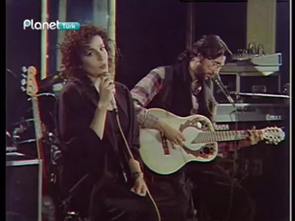 Ayşegül Aldinç- Benimle Oynar mısın