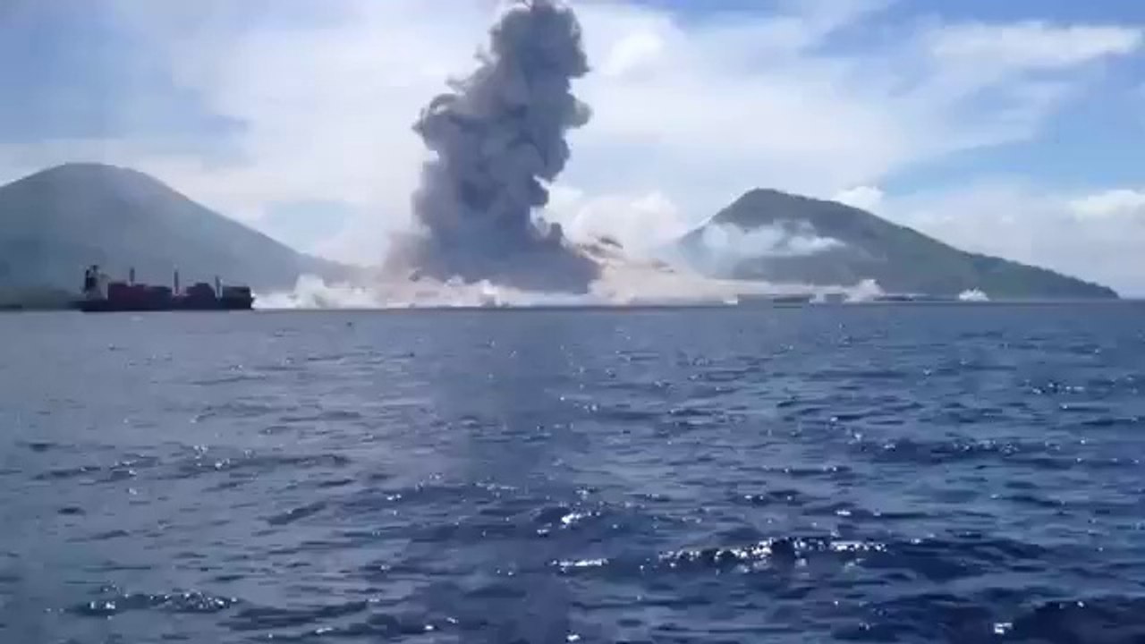 Deux touristes ont assisté à une éruption volcanique. Et ils ont tout filmé