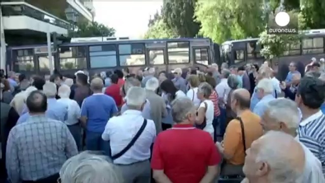 Atene, Junker discute della riduzione del debito greco