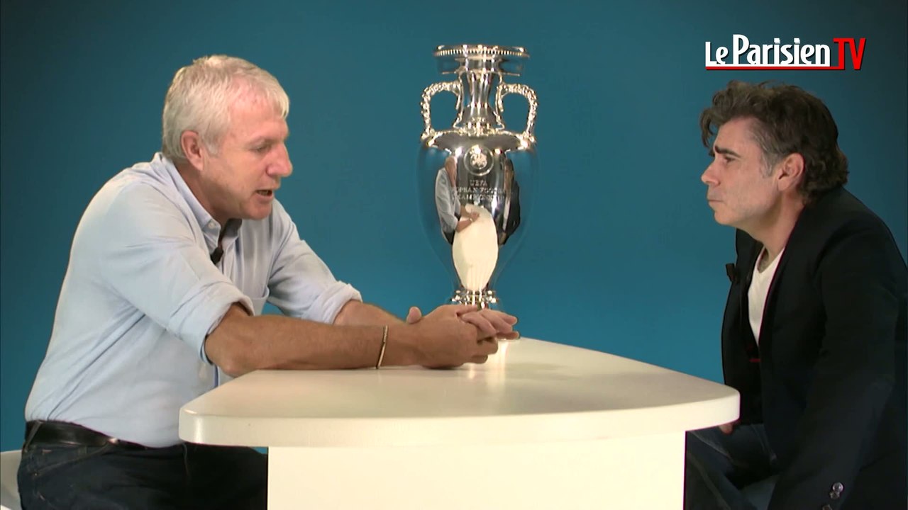 Le trophée de l'Euro 2016 au Parisien avec Luis Fernandez