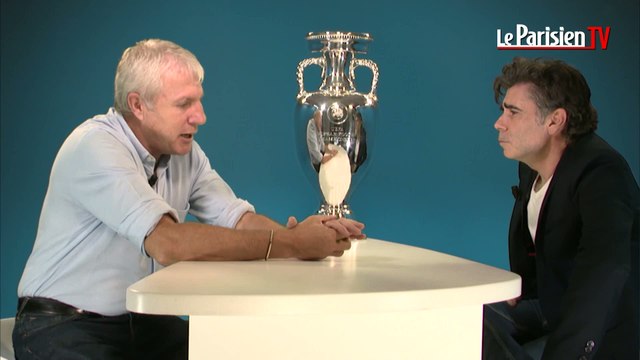 Le trophée de l'Euro 2016 au Parisien avec Luis Fernandez