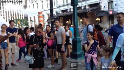 Un Negrote Le Muestra El Culebron A Las Mujeres En La Calle