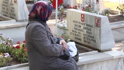 Şehitlikte Hüzünlü Bayram
