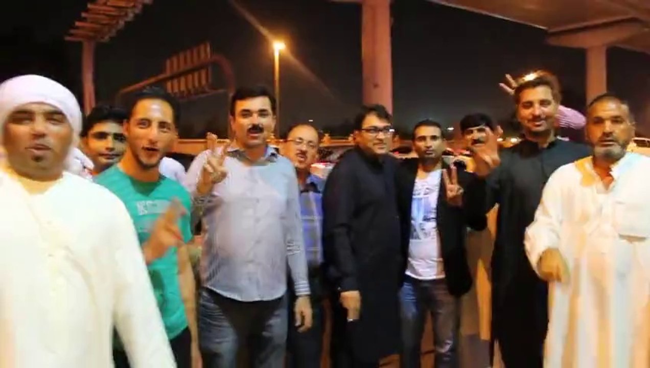 Group of Pakistanis in Dubai Chanting Go Nawaz Go