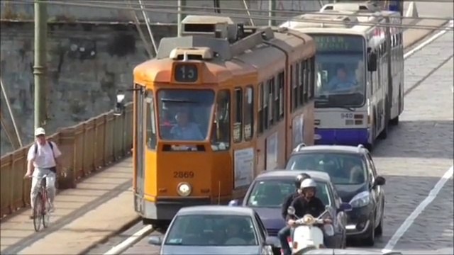 Tramway Série 2800 : Passage sur le pont Vittorio Emanuele 1 sur la ligne 13/ du tramway de Turin