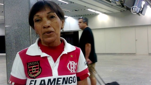 Torcedora apaixonada manda recado para Leo Moura