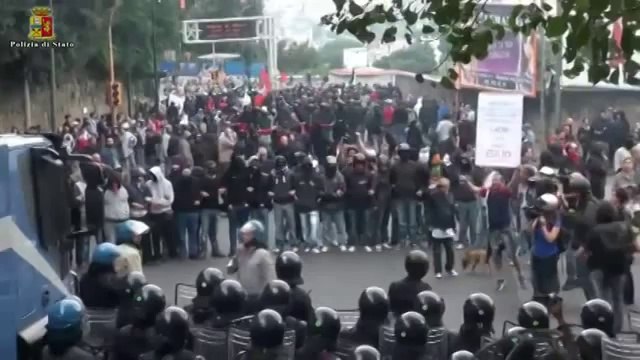 Napoli - Agenti con le telecamere sulla divisa per il vertice della Bce (02.10.14)