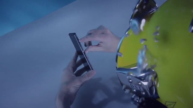 Waterproof smartphone demo : Sony Xperia Z3 underwater unboxing