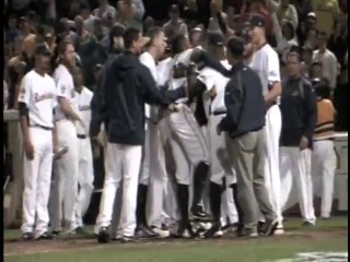 Sean Smith's Homer to Tie Game 3! Shows the will to finish it off!