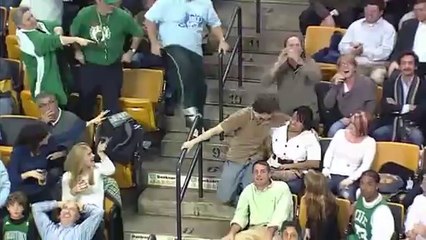 Un fan de bon jovi se lache lors d'une mi temps d'un match de NBA