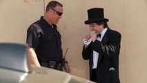 Un magicien tente de vendre de la weed a un policier et lui joue des tours