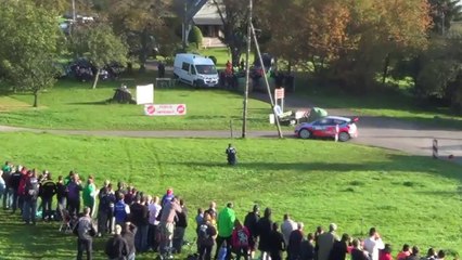 Passage de voiture sur l'ES 9, rallye de France 2014